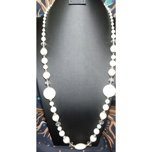 Elegant Retro White And Silver Tone Glass Beaded Necklace - Picture 1 of 3